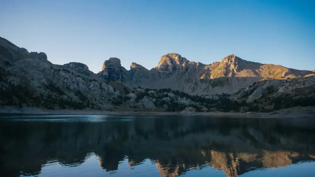 Uko umukorikazi wo mu Burundi ashobora kugera ku marike yo muri Puerto Rico kuri LinkedIn kugirango bakorane mu «styling challenges» — inzira zikoreshwa, ubutumwa bwiza, n’ingamba z’umuco.