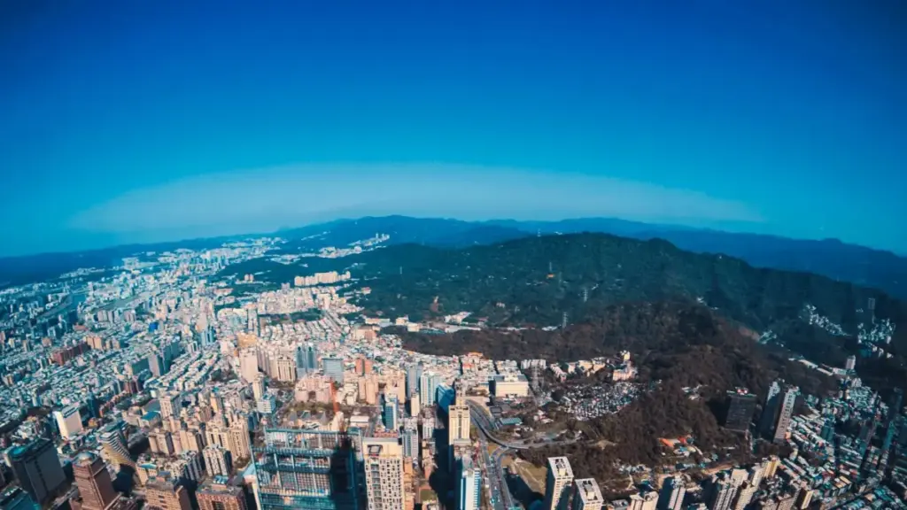 Inama z'umwuga ku buryo abacreator bo mu Burundi bashobora gushika ku masosiyete ya Belgium bakoresheje KakaoTalk, imeri, na strategie z'inkunga (sponsored hotel reviews).