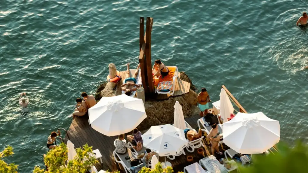 Inama nziza z'abacuruzi bo mu Burundi: uburyo bwihuse kandi bufatika bwo guhata no gukorana na Twitch creators bo muri Chile mu kwamamaza collections nshya z'imyenda.